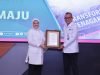 Ketua BNSP, Syamsi Hari, Serahkan Sertifikat Kompetensi GRC Profesional Utama kepada Ida Fauziyah